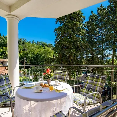 Summer Breeze With A Pool Apartament